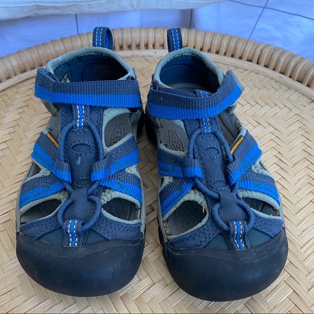 EUC Keens water shoes size 11 kids